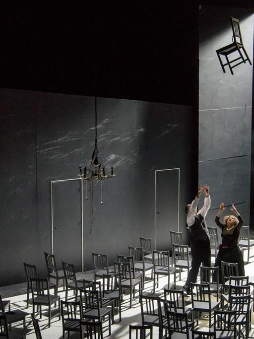 Szene in Eugène Ionescos "Die Stühle" am Wiener Burgtheater mit Michael Maertens (Der Alte), Maria Happel (Die Alte)