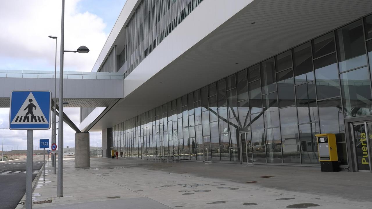 Fußgängerschild überflüssig - Das verwaiste Terminal des Flughafens Ciudad Real, zwei Autostunden südlich von Madrid.