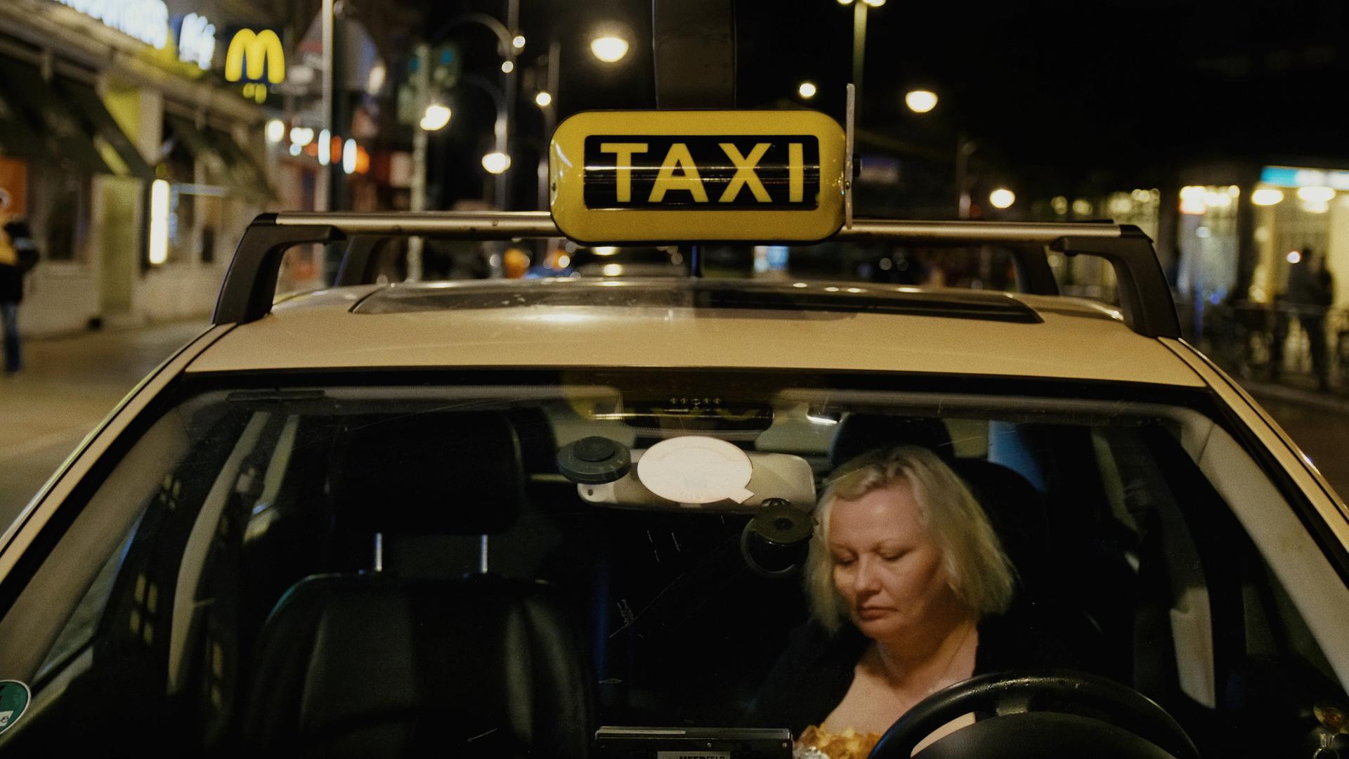 Szene aus dem Film “World Taxi” mit einem Taxi in Berlin.