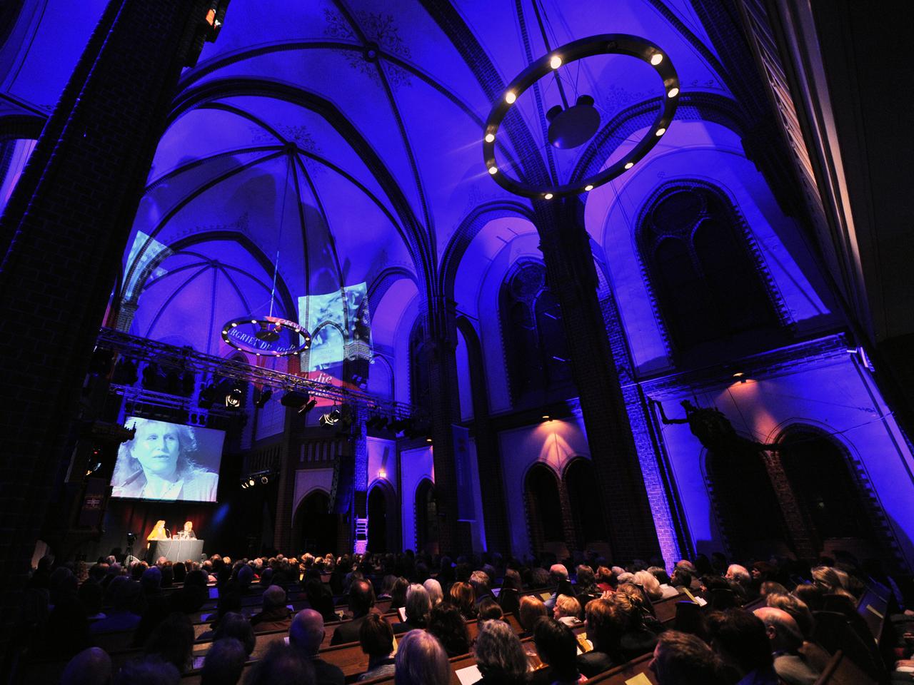 Die Kulturkirche in Köln während der Lesung mit Margriet de Moor bei der lit.cologne