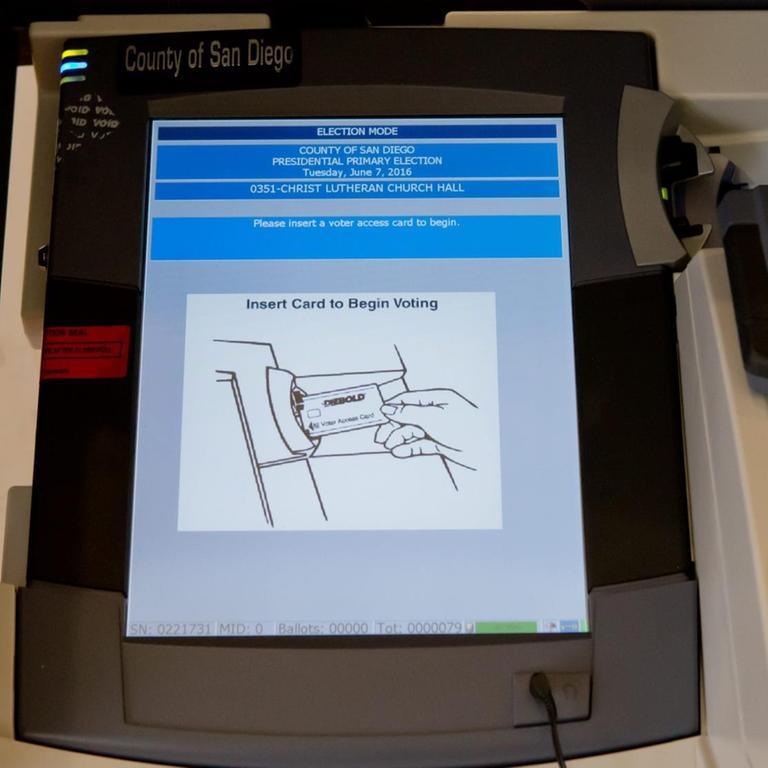 Ein Wahlgerät bei der Vorwahl in einem Wahllokal in Pacific Beach, USA.