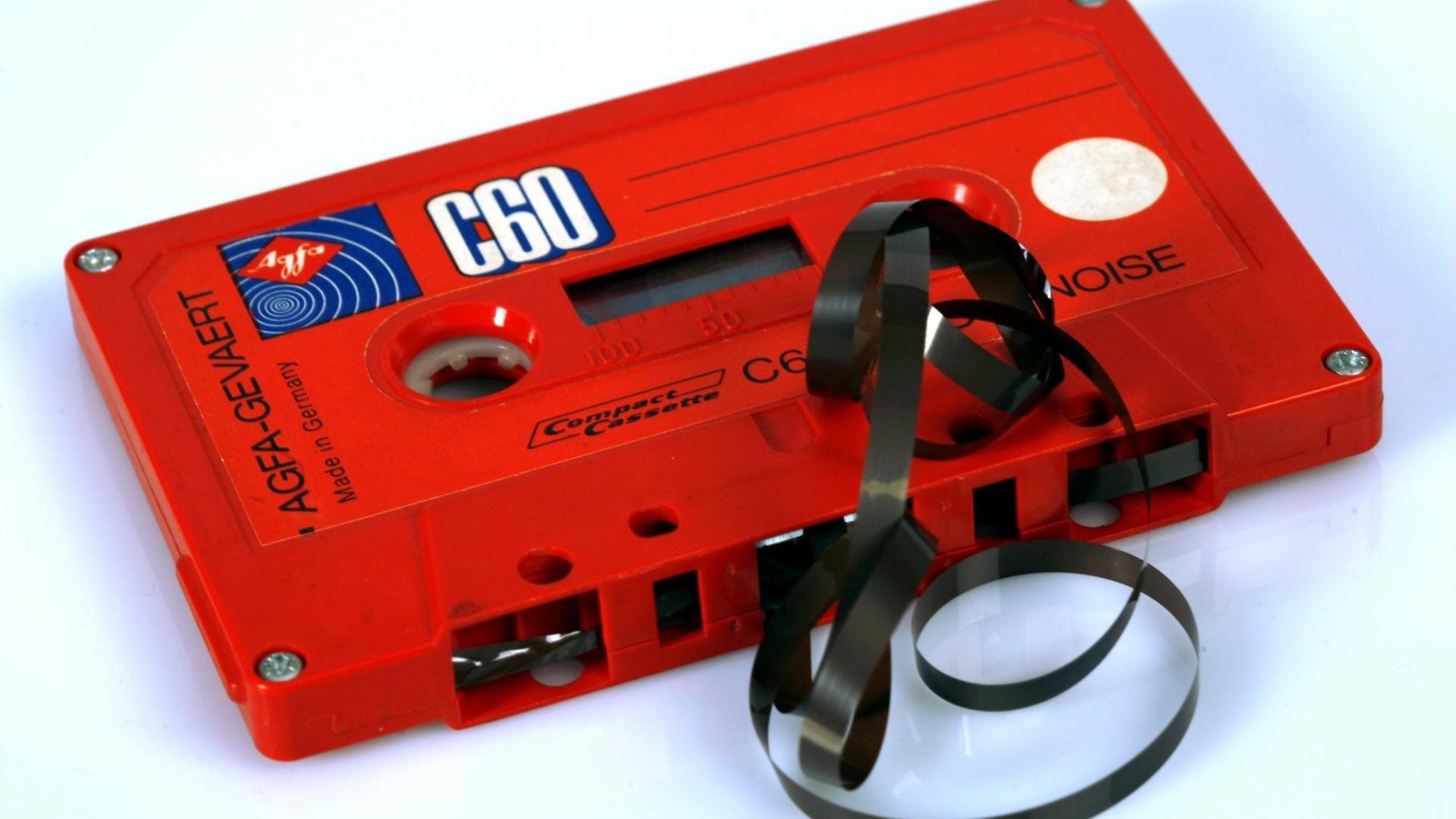 Eine rote Musik-Kassette mit Bandsalat