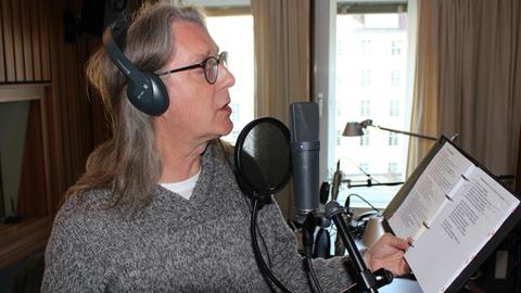Der britische Songwriter John Howard beim Deutschlandradio Kultur