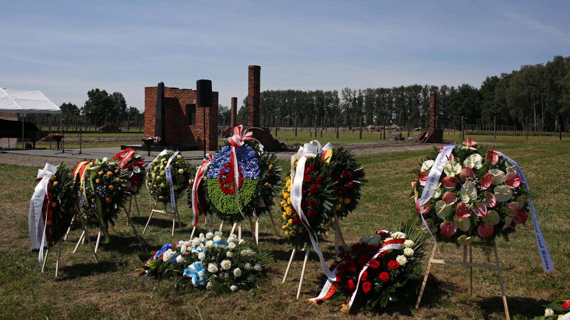 Juden, Roma und Sinti und die Evangelische Kirche haben bei einer Gedenkfeier in Auschwitz Kränze abgelegt.
