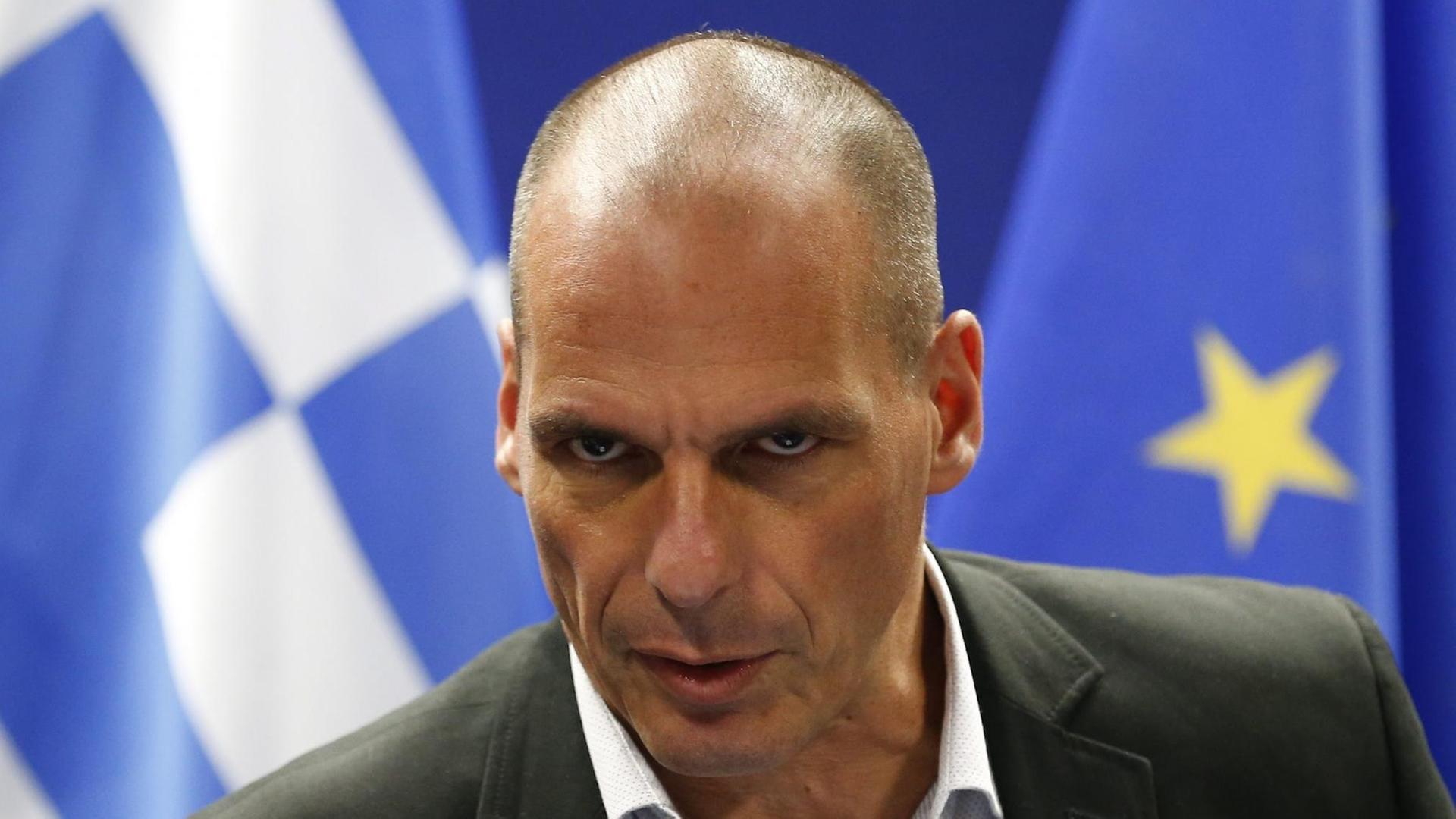 Der griechische Finanzminister Yanis Varoufakis schaut grimmig während einer Pressekonferenz am Ende des Eurogruppentreffens im belgischen Brüssel am 11.05.2015.