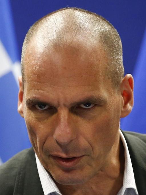 Der griechische Finanzminister Yanis Varoufakis schaut grimmig während einer Pressekonferenz am Ende des Eurogruppentreffens im belgischen Brüssel am 11.05.2015.