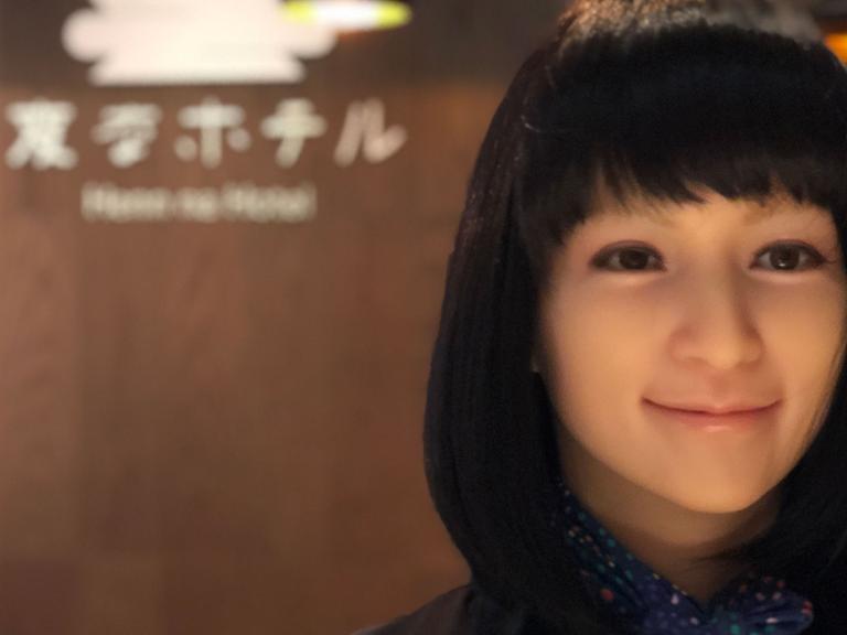 Roboter-Rezeptionistin in einem japanischen Hotel
