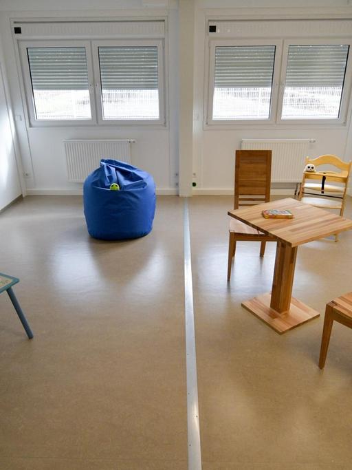 Stühle und Tische stehen im neu eingerichten Abschiebezentrum am Hamburger Flughafen.