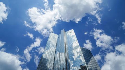 Das Foto zeigt die Zentrale der Deutschen Bank in Frankfurt am Main.