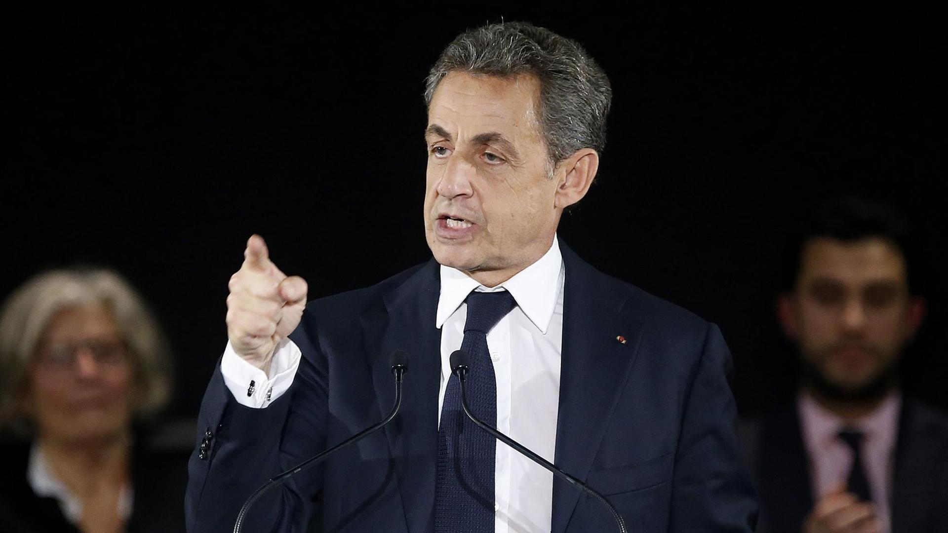 Frankreichs ehemaliger Präsident Nicolas Sarkozy hält eine Rede während seines letzten Wahlkampfes in Nimes, Südfrankreich.