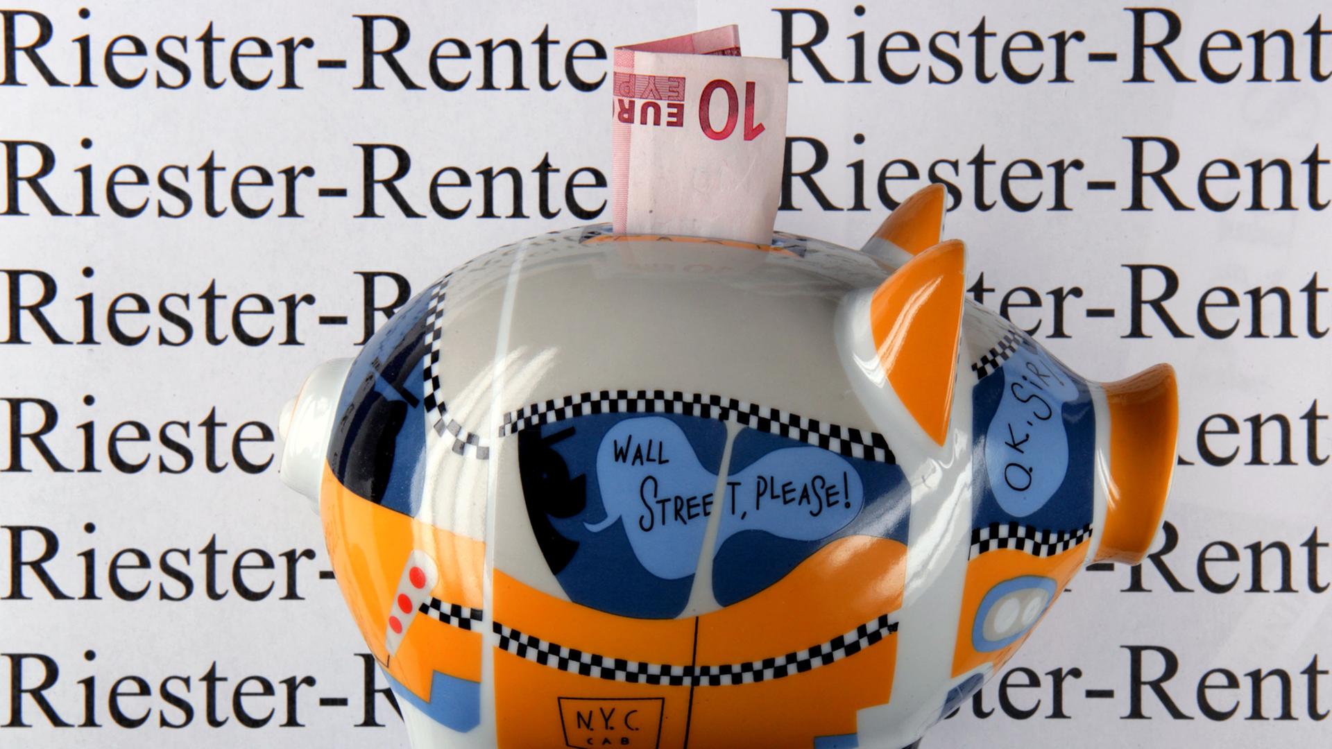 Ein Sparschwein steht vor einem Schild mit der Aufschrift Riester-Rente.