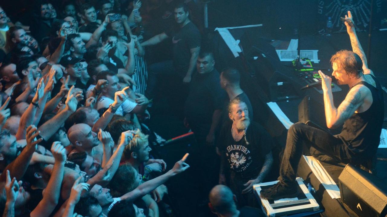 Der Sänger der deutschen Punkrockband "Die Toten Hosen", Campino, singt bei einem Konzert in der argentinischen Hauptstadt Buenos Aires.