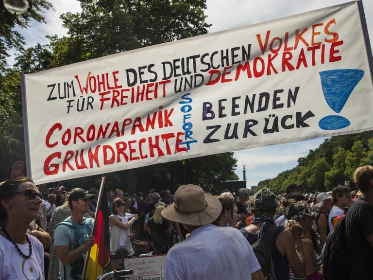 Tausende haben am 1. August in Berlin gegen die Coronaregeln demonstratiert, unter ihnen viele Verschwörungstheoretiker.