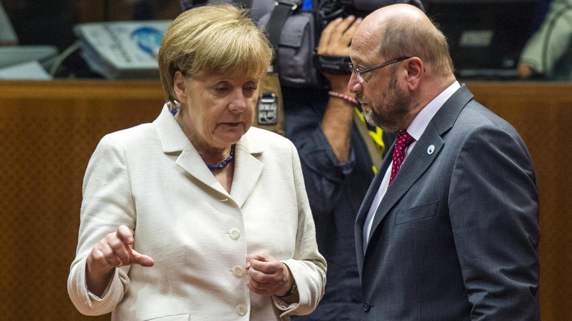 Bundeskanzlerin Angela Merkel und EU-Parlamentspräsident Martin Schulz reden während eines Gipfels in Brüssel zur Schuldenkrise in Griechenland