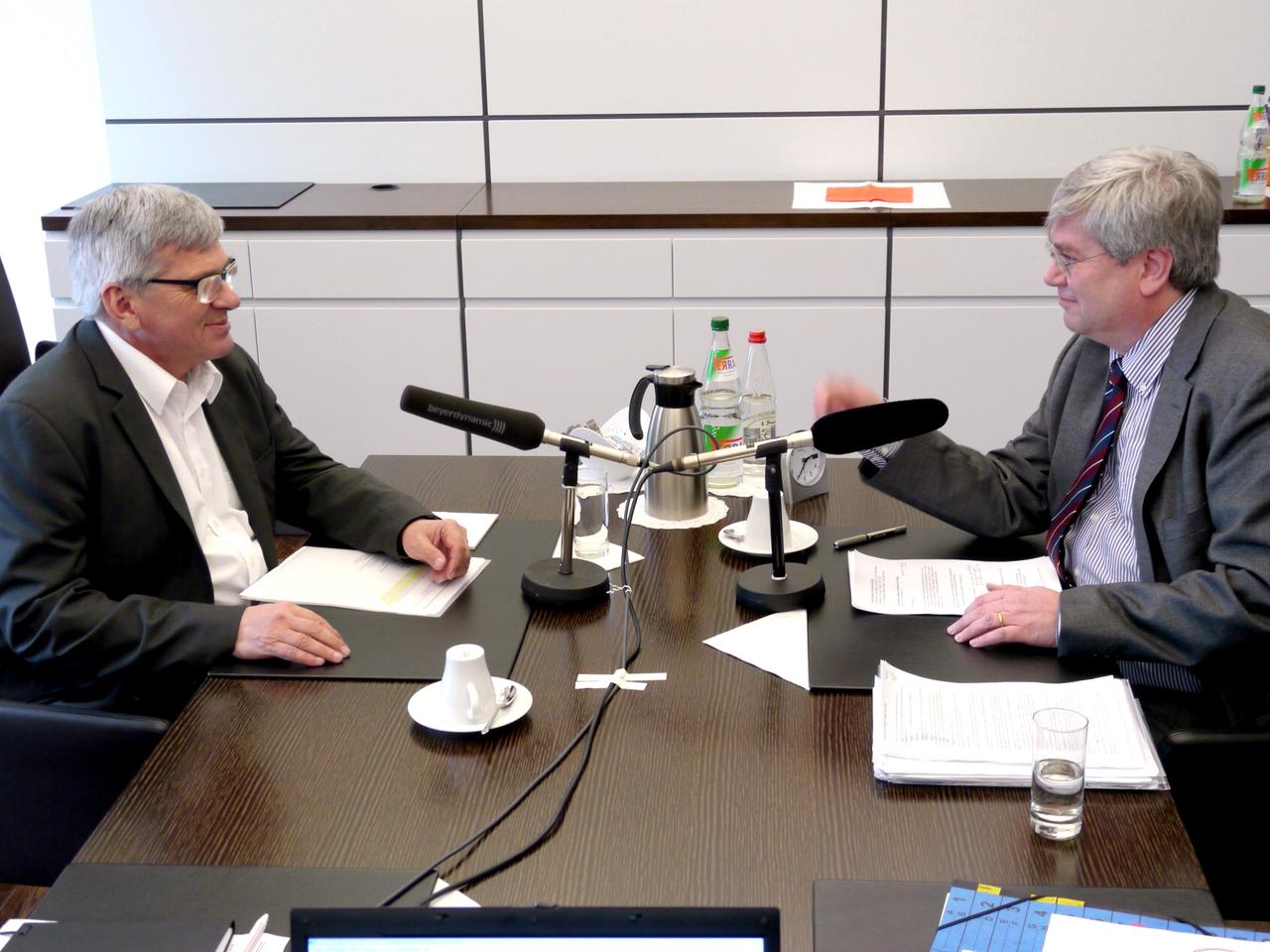 Der Zweite Vorsitzende der IG Metall, Jörg Hofmann, im Gespräch mit DLF-Redakteur Klemens Kindermann.