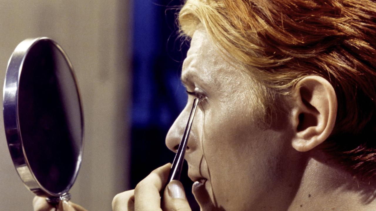 Original oder Kopie? Auch hier wieder: das Original. David Bowie im Jahr 1976  bei den Dreharbeiten zu dem Film "Der Mann, der vom Himmel fiel".