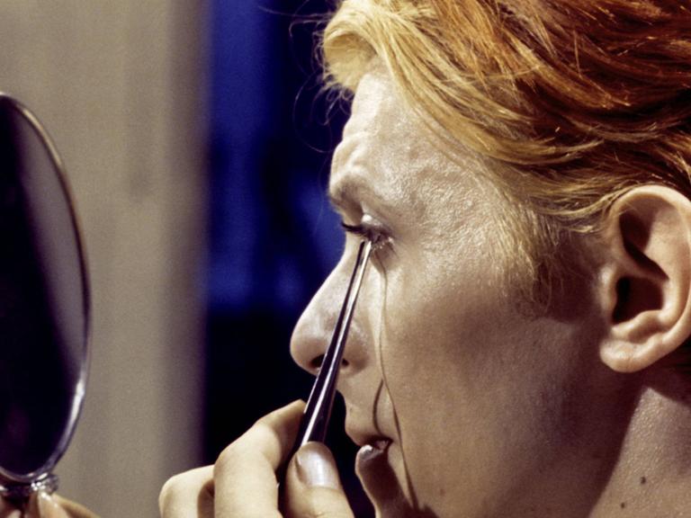 1976 bei den Dreharbeiten zu dem Film "Der Mann, der vom Himmel fiel": Auch als Schauspieler war Bowie tätig.