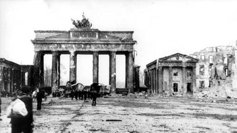 Blick auf das das Brandenburger Tor in Berlin nach der Kapitulation 1945.