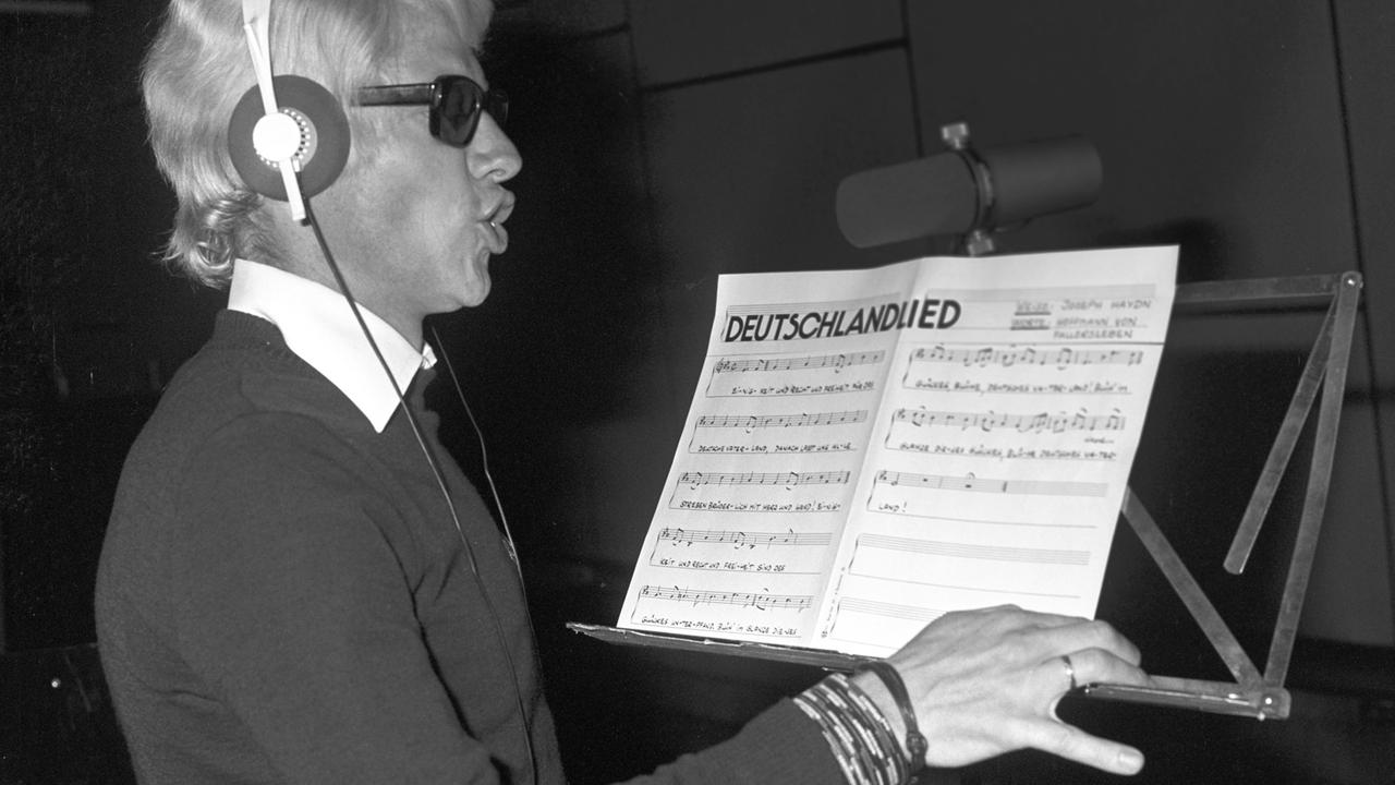 Volksmusiksänger Heino nimmt am 9. September 1977 in einem Aufnahmestudio in Köln die deutsche Nationalhymne auf.