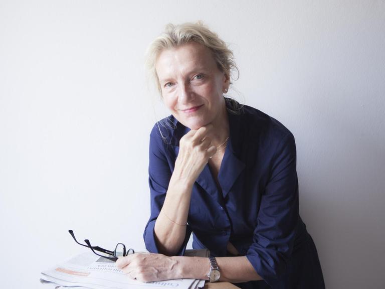 Porträt von Elizabeth Strout in nachdenklicher Pose vor einer hellen Wand, fotografiert 2014.