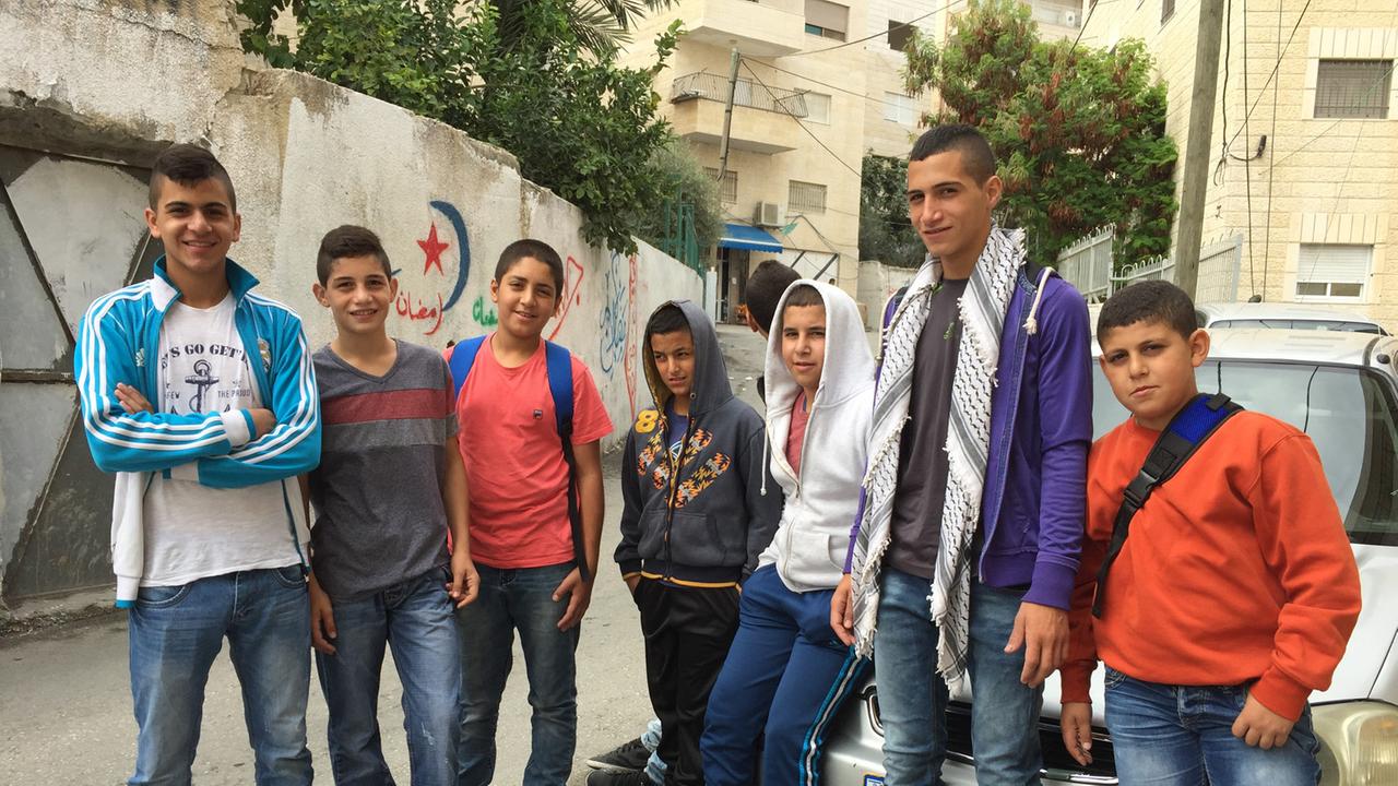 Tarek (links) und seine Freunde in Isawiya