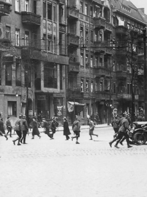 Polizisten verfolgen Demonstranten am Hermannplatz in Berlin Neukölln am 1. Mai 1929.