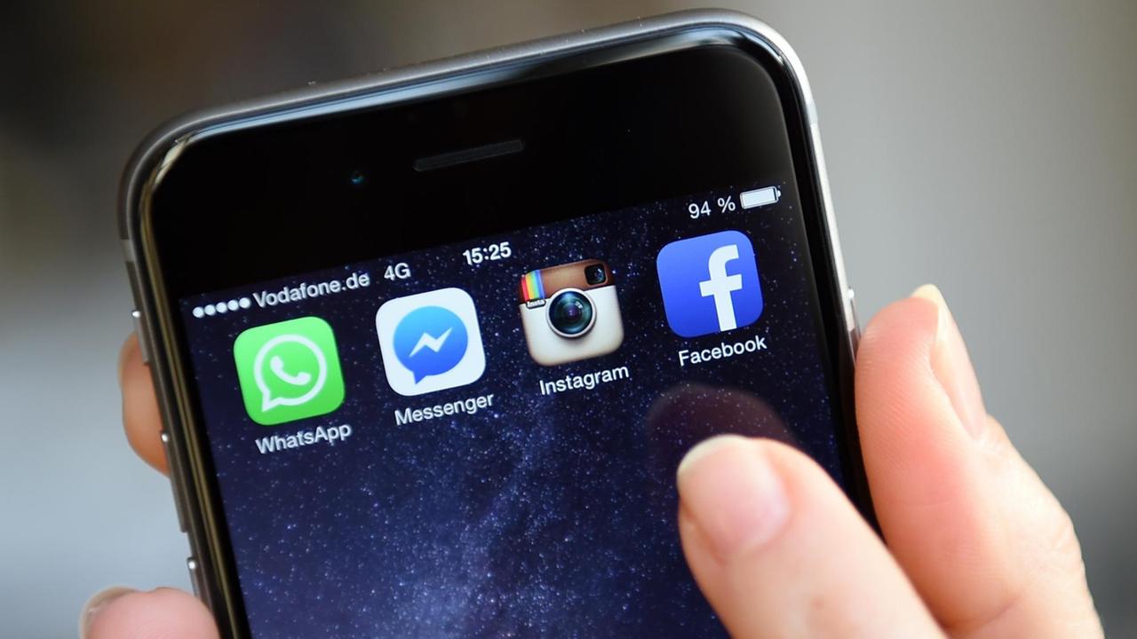 Smartphone mit Icons von Sozialen Netzwerken