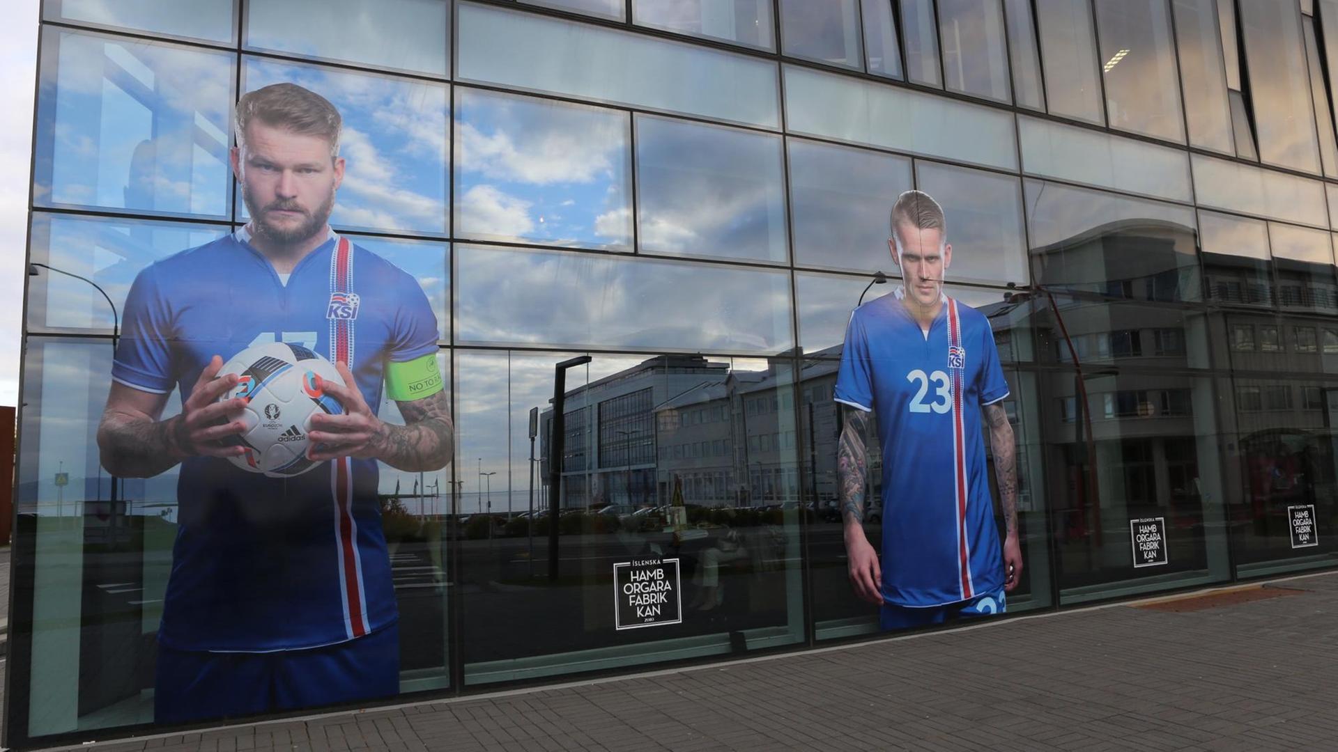 Die überlebensgroßen Bilder der isländischen Nationalmannschaft auf den Fenstern eines populären Restaurants.