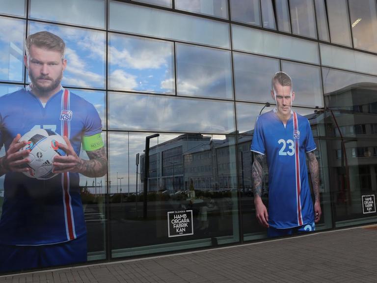 Die überlebensgroßen Bilder der isländischen Nationalmannschaft auf den Fenstern eines populären Restaurants.
