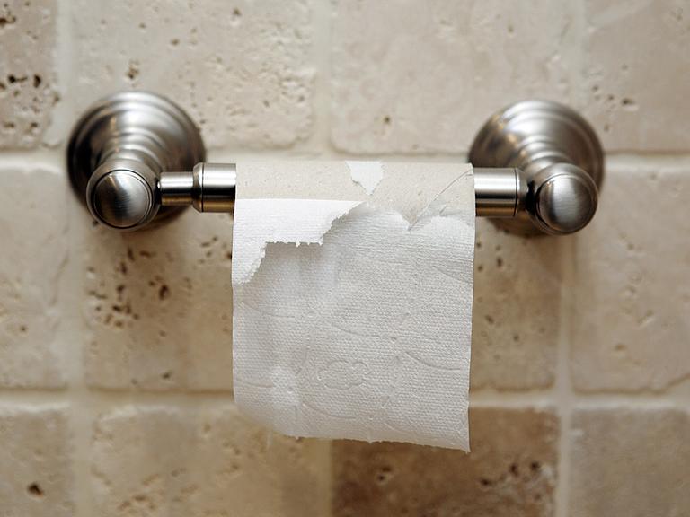 Nahaufnahme einer leeren Toilettenpapierrolle in einem Hotel