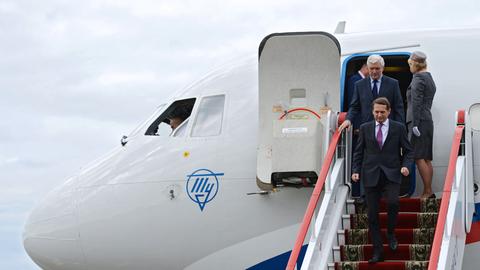 Sergej Naryschkin, der Vorsitzende der russischen Staatsduma, verlässt ein Flugzeug.