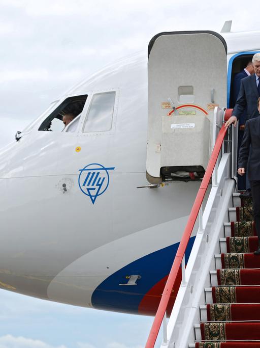 Sergej Naryschkin, der Vorsitzende der russischen Staatsduma, verlässt ein Flugzeug.