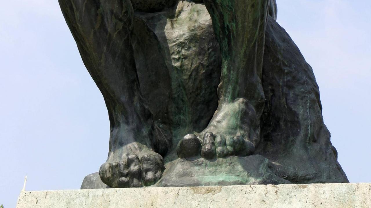 Detail (Füße) aus "Der Denker von Auguste Rodin" im Park des Musee Rodin. Paris, 23.05.2018 *** The thinker of Auguste Rodin in the park of the Musee Rodin Paris 23 05 2018