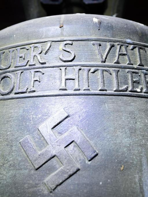 Im Glockenturm der Kirche St. Jakob hängt am 19.05.2017 in Herxheim am Berg (Rheinland-Pfalz) eine Bronzeglocke mit Hakenkreuz und dem Spruch «Alles fuer's Vaterland - Adolf Hitler».
