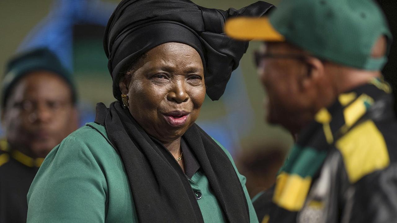 Die Politikerin der Regierungspartei ANC, Nkosazana Dlamini-Zuma begrüßt ihren Ex-Mann, den südafrikanischen Präsidenten Jacob Zuma, bei einer Konferenz in Johannesburg
