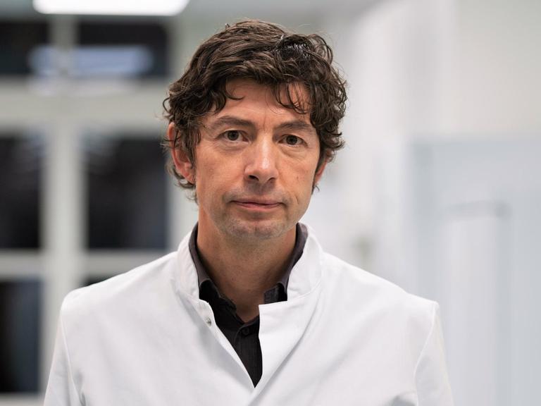 Das Bild zeigt den Berliner Virologen Christian Drosten in einem weißen Kittel. Er leistet im NDR-Podcast "Coronavirus-Update" Wissenschaftskommunikation im besten Sinne.