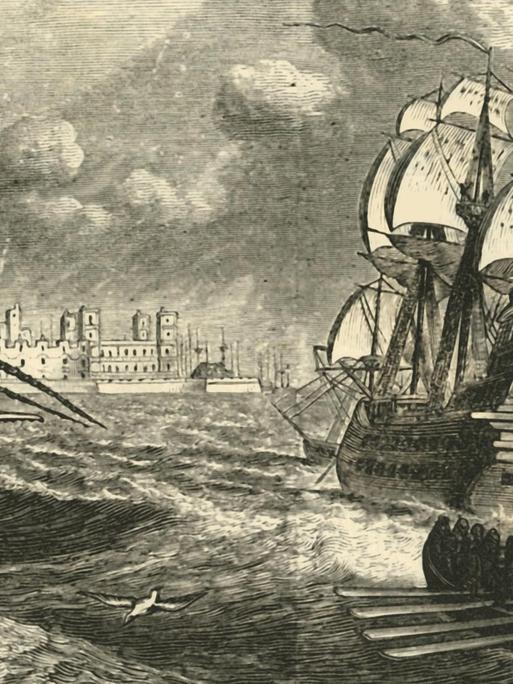 Historische Darstellung der Eroberung der andalusischen Hafenstadt Cádiz 1596 während des Englisch-Spanischen Krieges. Mehrere Schiffe vor einem Hafen.