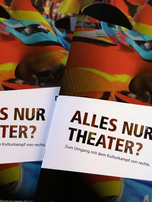 Die Broschüre "Alles nur Theater? Zum Umgang mit dem Kulturkampf von rechts" liegt auf einem Tisch.