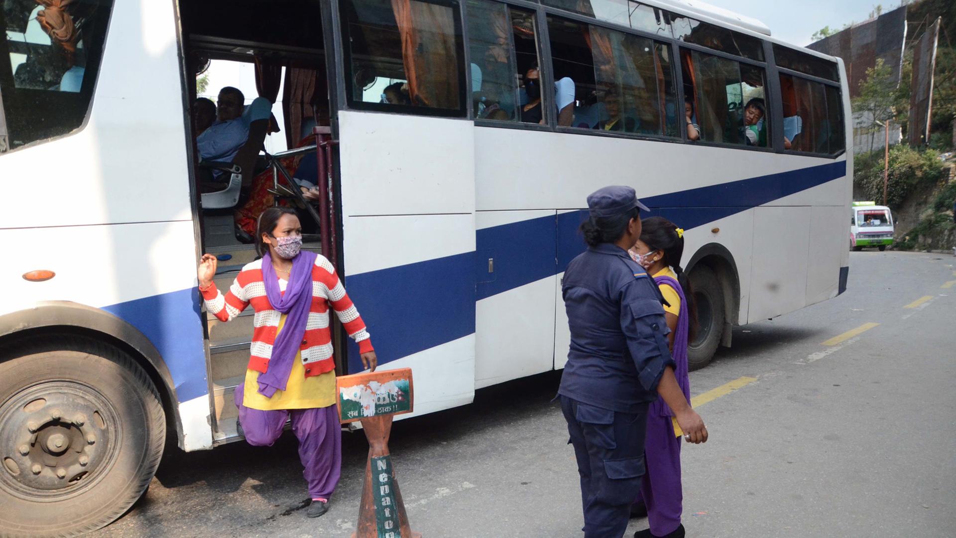 Die Kotrolleurinnen von Maiti Nepal suchen in Reisebussen nach möglichen Opfern von Menschenhandel.