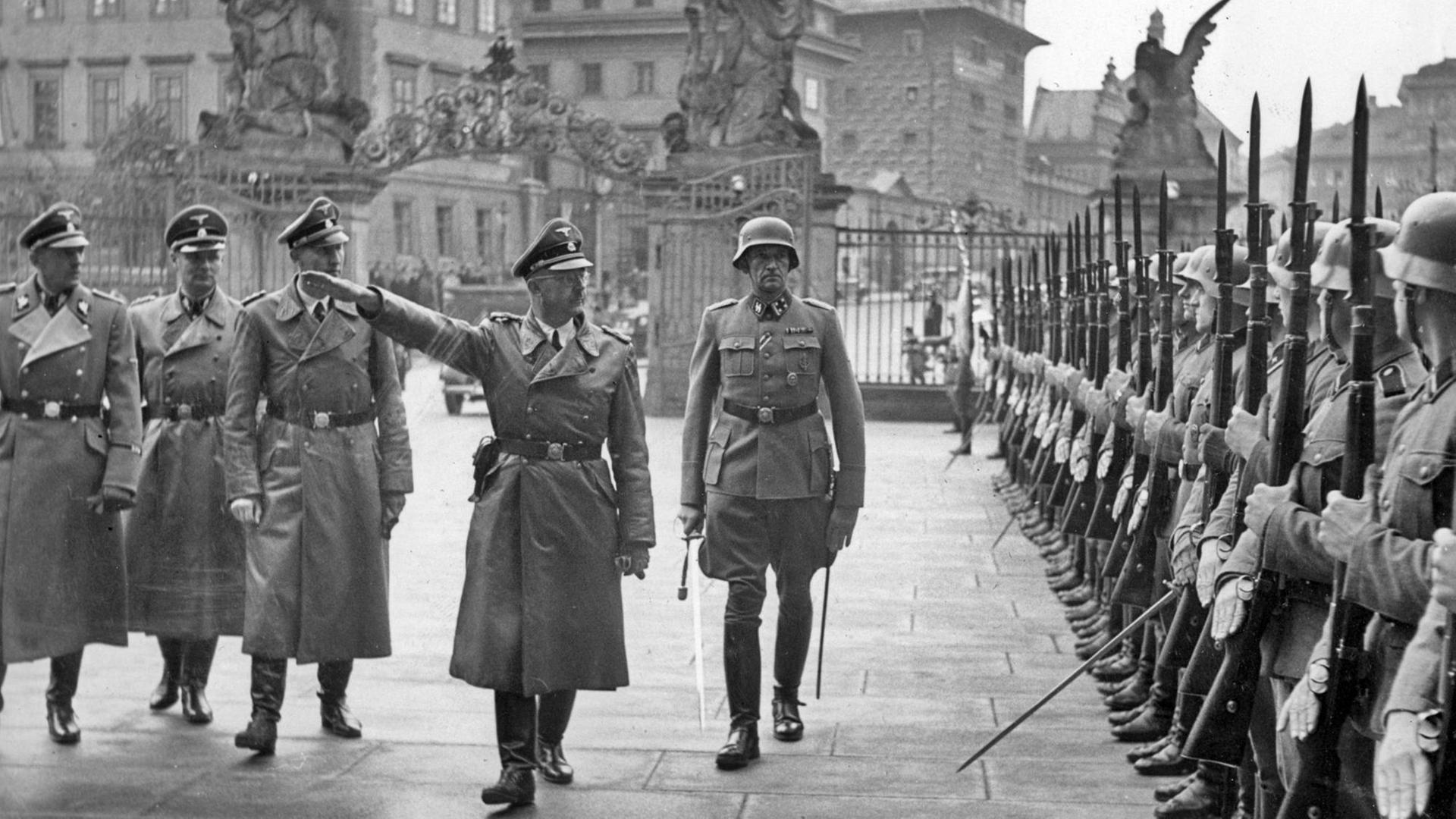 SS-Obergruppenführer und General der Polizei Reinhard Heydrich (1904-1942) als 3.v.l. auf einem Foto aus dem Jahr 1940.