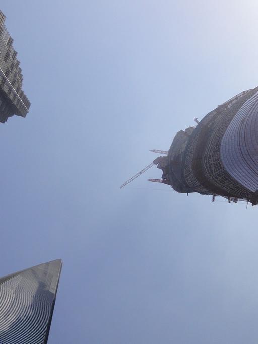 Der Shanghai Tower erreichte am 3. August 2013 seine Endhöhe von 632 Metern. Damit ist er das höchste Gebäude Chinas und das zweithöchste der Erde nach dem Burj Khalifa in Dubai (828 Meter).