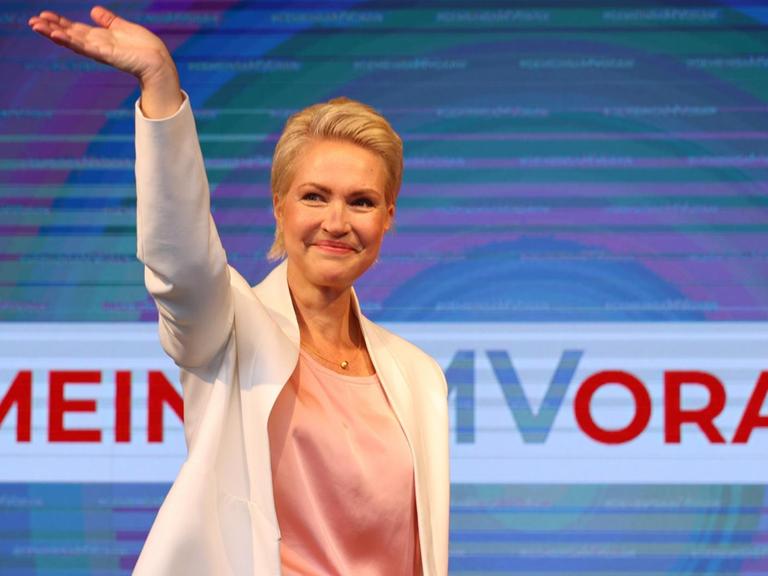 Manuela Schwesig (SPD), Ministerpräsidentin von Mecklenburg-Vorpommern und Spitzenkandidatin der SPD für die Landtagswahlen in Mecklenburg-Vorpommern, jubelt bei der Wahlparty der SPD