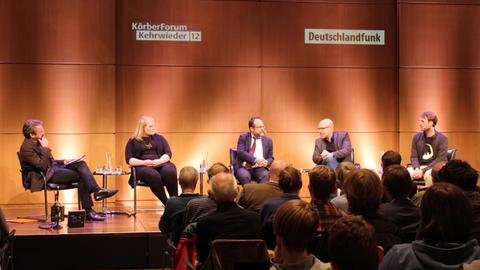 Im KörberForum in Hamburg diskutierten (von links nach rechts). Stephan Detjen (Deutschlandradio), Anita Gohdes (Studienpreisträgerin der Körber-Stiftung), Wenzel Michalski (Human Rights Watch Deutschland), Robin Geiß (Universität Glasgow) und Jan Girlich (Chaos Computer Club)