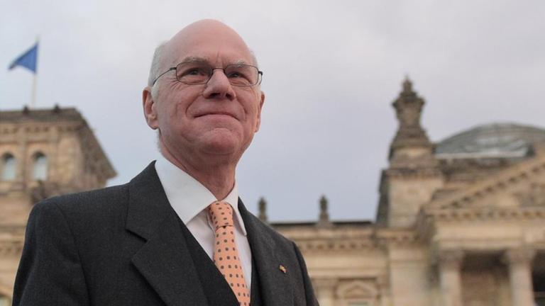 Bundestagspräsident Norbert Lammert vor dem Reichstag in Berlin