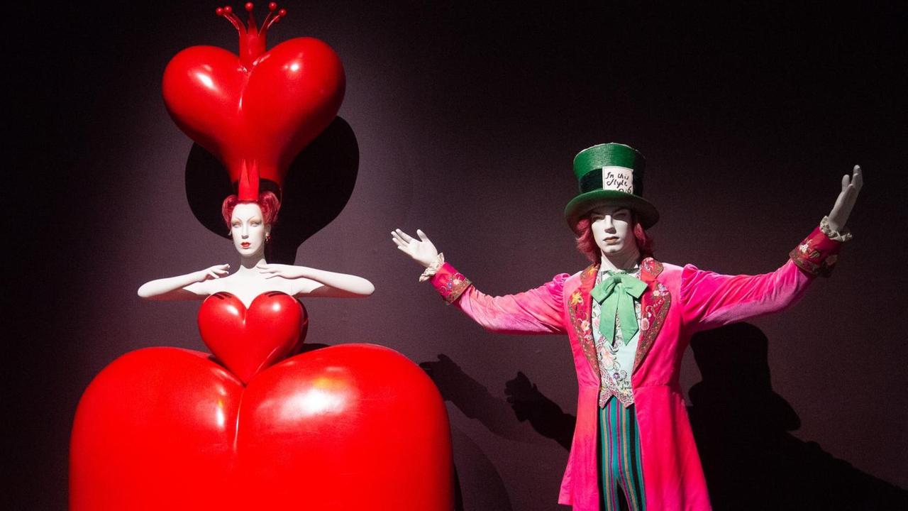 Zwei Figuren aus dem Kinderbuch "Alice in Wonderland" sind in einer Ausstellung in London zu sehen: Die Herzkönigin und der Hutmacher