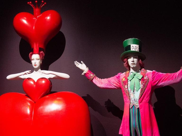 Zwei Figuren aus dem Kinderbuch "Alice in Wonderland" sind in einer Ausstellung in London zu sehen: Die Herzkönigin und der Hutmacher