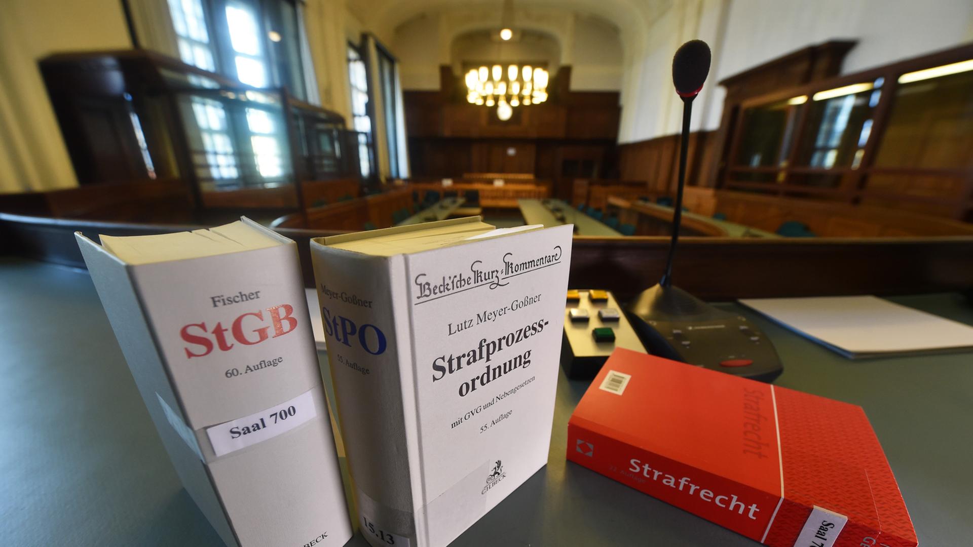 Ein Strafgesetzbuch, eine Strafprozessordnung und ein Buch zum Strafrecht stehen und liegen am 06.08.2014 in Berlin im Kriminalgericht Moabit im Gerichtssaal 700.