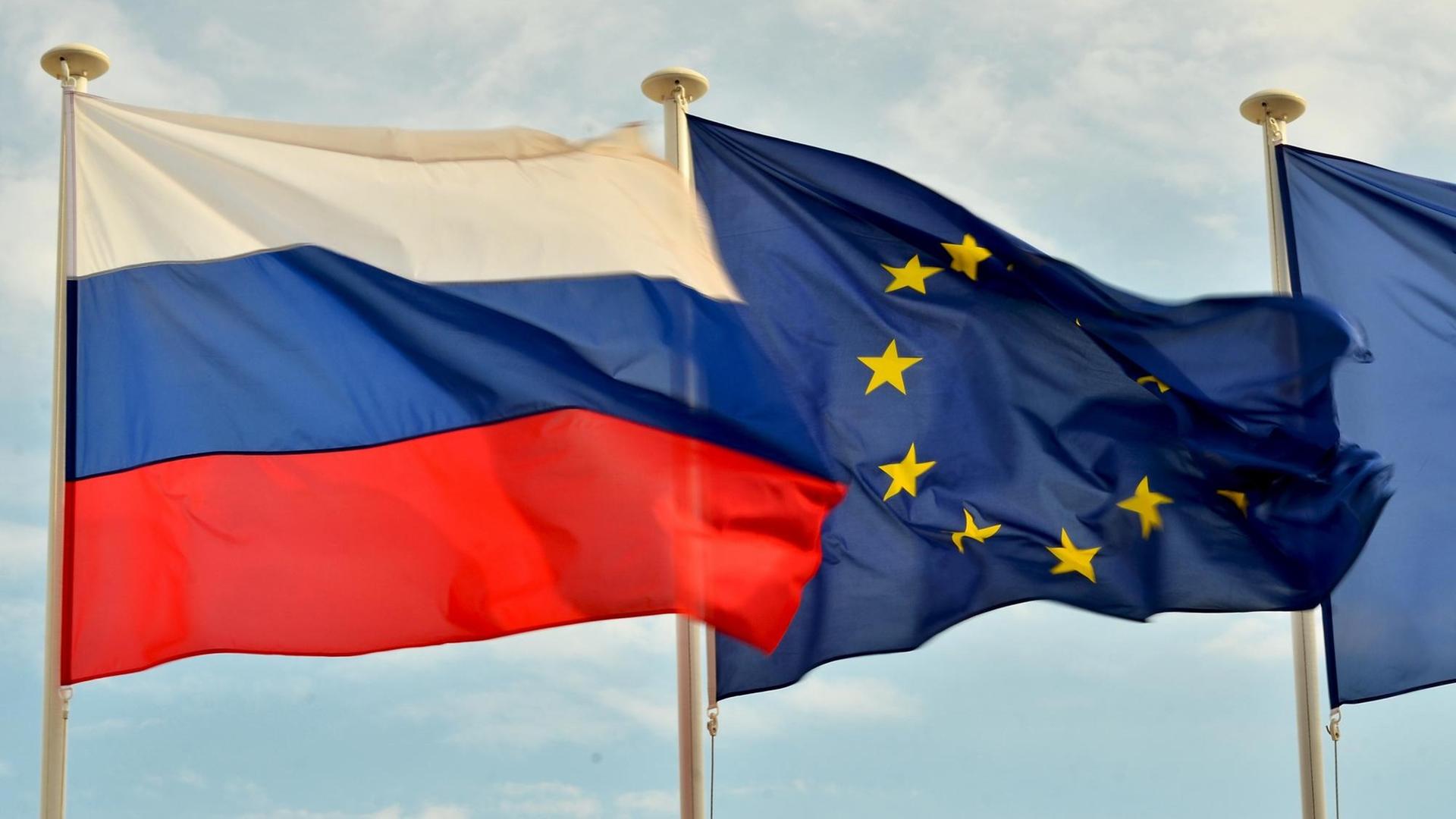 Flaggen von Russland und der EU