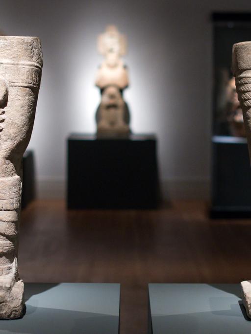 Kalkstein-Säulenskulpturen aus der Zeit 900-1250 n. Chr. stehen in der Ausstellung "Die Maya - Sprache der Schönheit" im Martin-Gropius-Bau in Berlin.