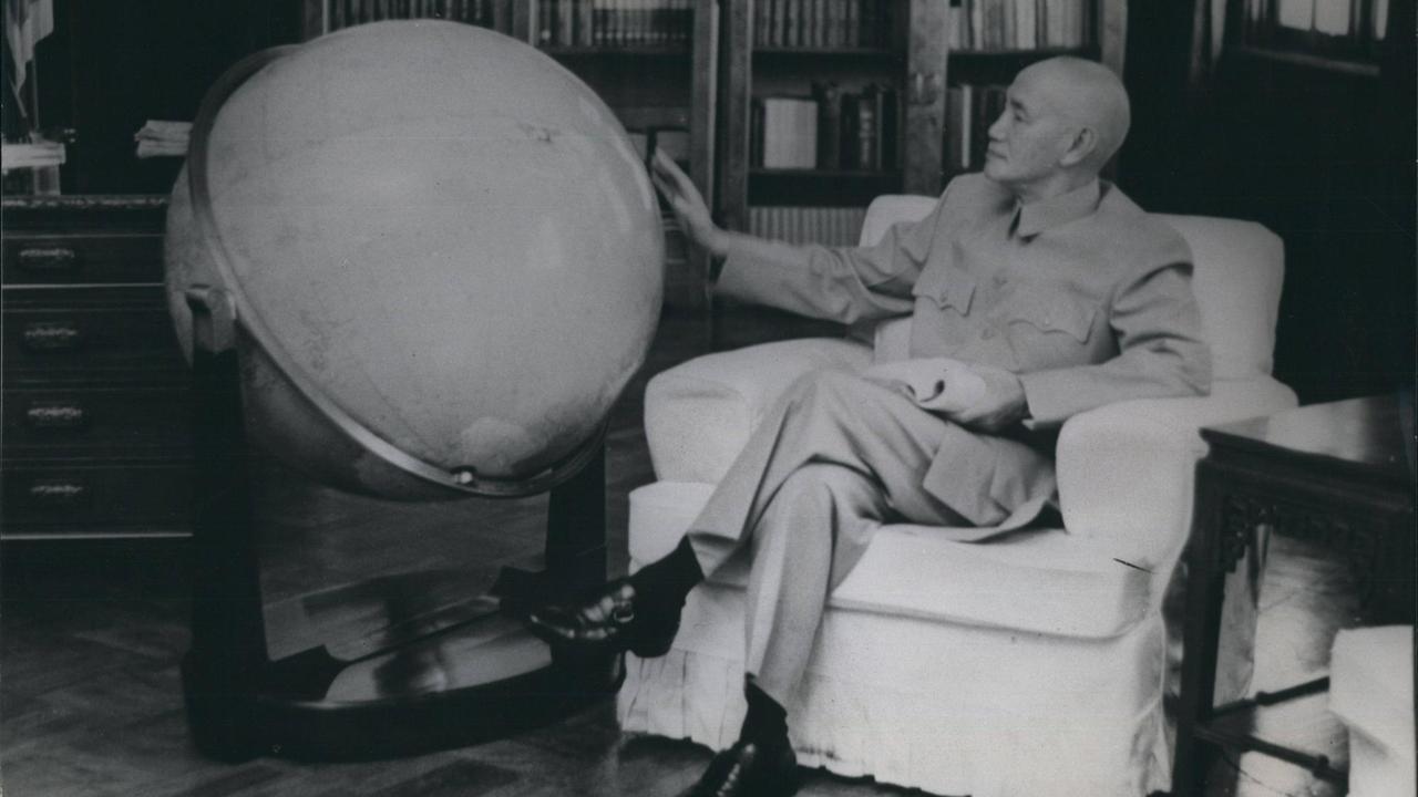 Präsident Chiang Kai-shek sitz in einem Sessel und blicke auf eine Globus, der neben ihm steht. Aufnahme vom 11.11.1972.